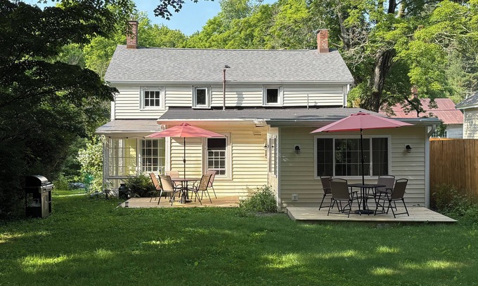 Middle Hope Cottage | Charming & Great Location!