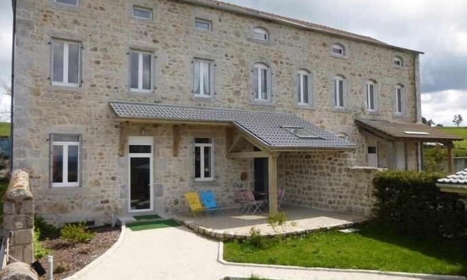 Le Mas-de-Tence Cottage | Charming Ground-Floor Cottage with Walled Courtyard in Scenic Hiking Area