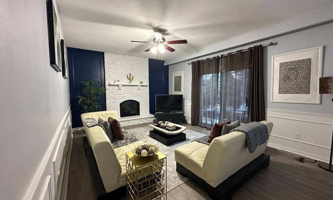 Oakville House | Charming Group Getaway Home Near the Lake – Perfect for Holidays & Reunions!
