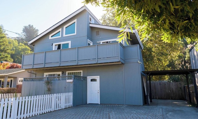 Rio del Mar House | Charming guest house in Aptos-3 min walk to beach!+EV Charger.