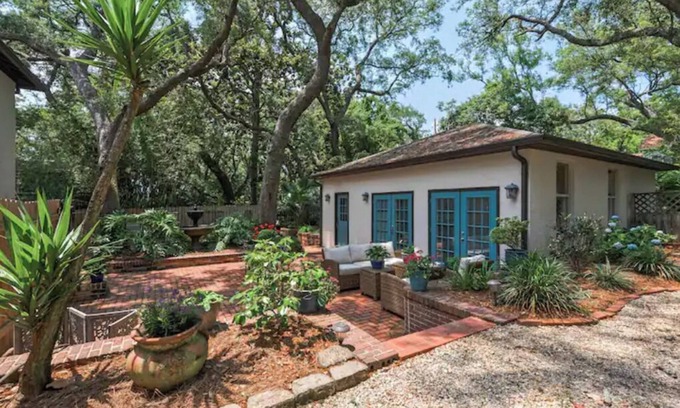 East Pensacola Heights Cottage | Charming Guest House at Live Oaks on the Bayou