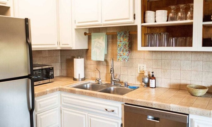 Baywood Park Apartment | Charming Guest Suite by the Bay
