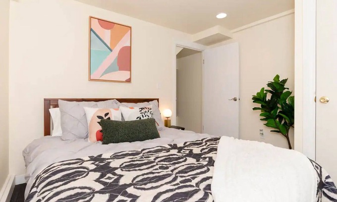 Phinney Ridge Apartment | Charming Guesthouse in Greenwood! Direct line to Downtown Seattle.