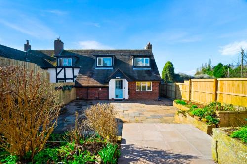 Kidderminster Apartment | Charming Harvington Cottage - Hot Tub, Pet Friendly, Sleeps 11