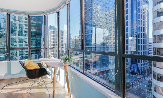 Coal Harbour Apartment | Charming Hideaway: Just 7-Min Stroll to Seawall! Free Parking