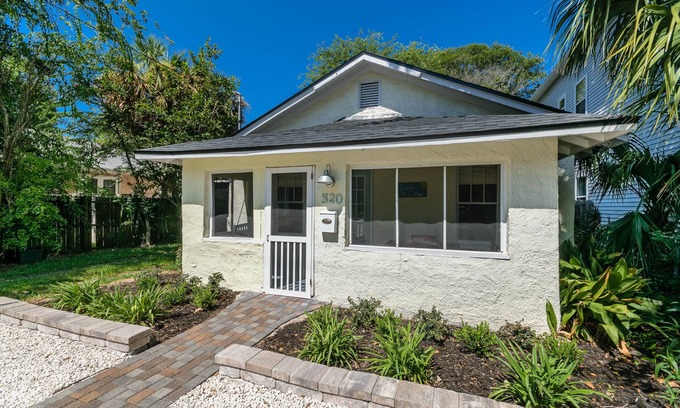 Jacksonville Beach Cottage | Charming Historic Renovated Beach Cottage - Walk/Bike to Heart of Jax Beach