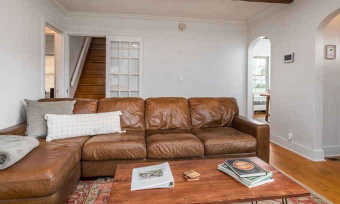New Albany House | Charming Historic Cottage minutes from LOU!