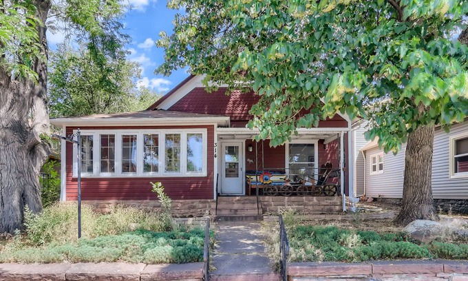 Lyons House | Charming historic cottage on Main Street Lyons, CO