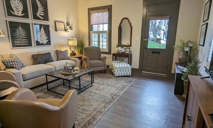 Lebanon House | Charming historic duplex within walking distance of quaint downtown attractions