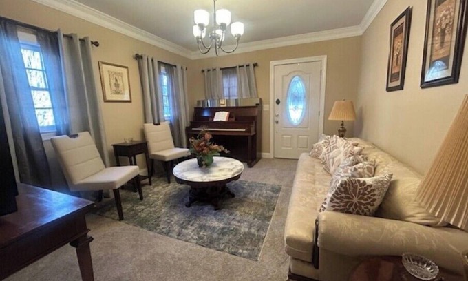 Summerville Historic District House | Charming Historic Rtt in Summerville - Cozy 2Bdrm House with Convenient location