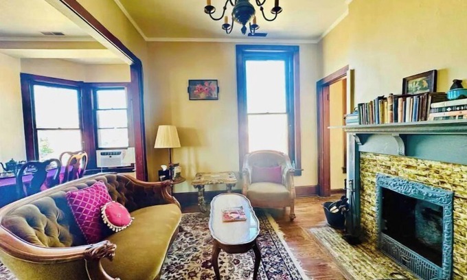 Mount Vernon House | Charming historic apartment turned antique store near the town square