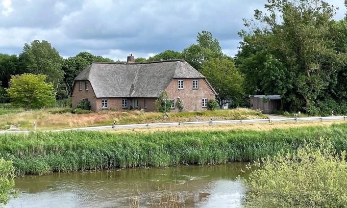 Ockholm Apartment | Charming Holiday Apartment in Reetdachhaus Bongsiel, Ockholm