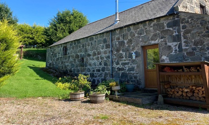 Huntly Other | Charming holiday cottage with garden and castle park next door.