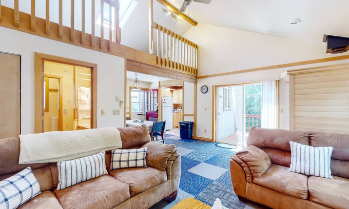 Florence House | Charming home close to Florence & beaches with sauna, firepit, grill, W/D, AC