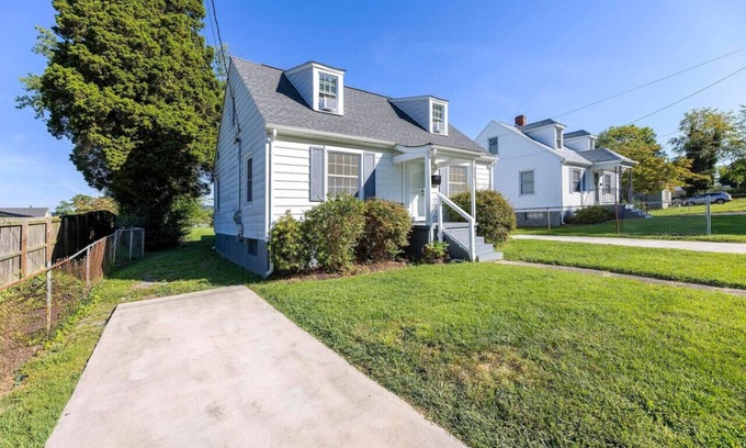 Bristol House | Charming home for 8 * Close to State St *