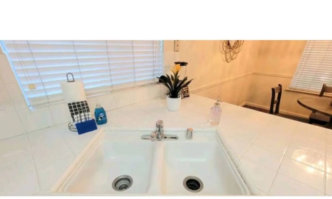 Fresno House | Charming Home for Professionals & Families
