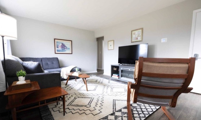 Berea House | Charming Home in Berea | Private Garage| Smart TV