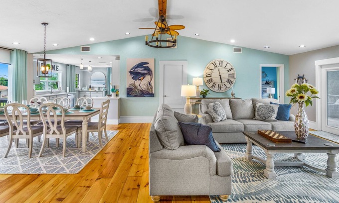 Memphis House | ☆Charming Home♡ Near Anna Maria Beach♡ Heated Pool+Games☆