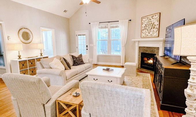 Riverwood Plantation House | Charming Home - Near Champions Retreat