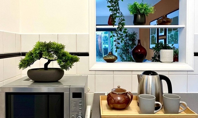 Crawley City Centre House | Charming Home Near Gatwick Airport