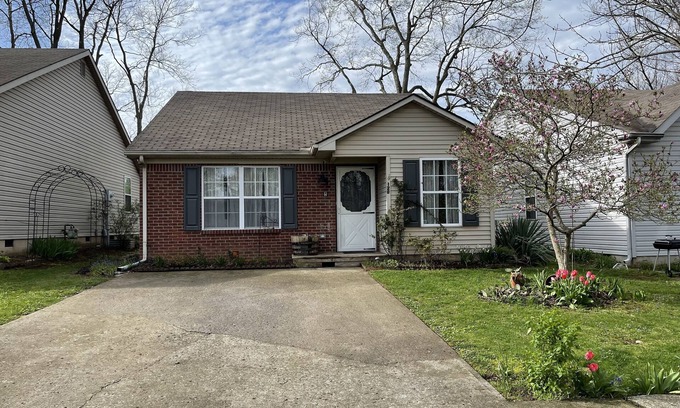 Georgetown House | Charming Home on a 1-way street near Horses, Bourbon, and Bluegrass Charm.