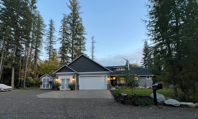 Priest River House | Charming Home On Acreage -Woodburning Fireplace, Luxury Kitchen, Fast WIFI