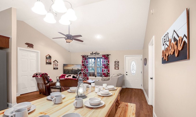 Sevierville House | Charming Home | River Views | Hot Tub | Game Room