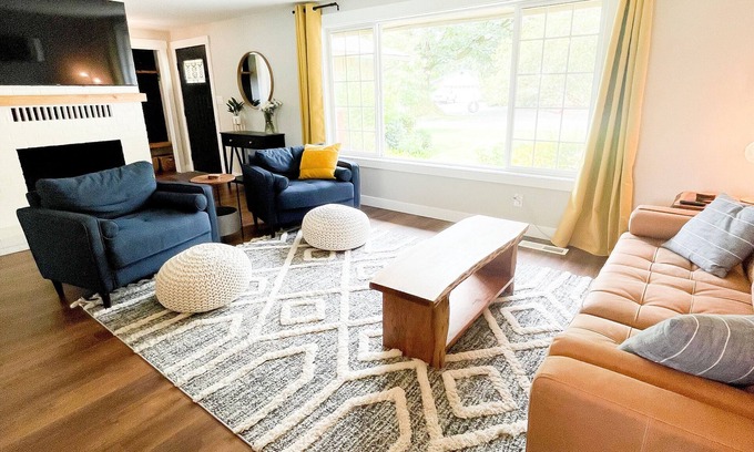 Lynden House | Charming Home Suitable for Large Families, Walk to Downtown & Beautiful Park