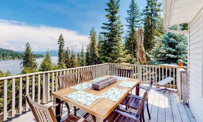 Rockford Bay House | Charming home with lakeview, fireplace, full kitchen, central AC, & W/D