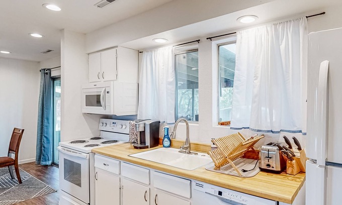 Coarsegold House | Charming home with game room, central AC, grill, washer/dryer, WiFi, & Netflix