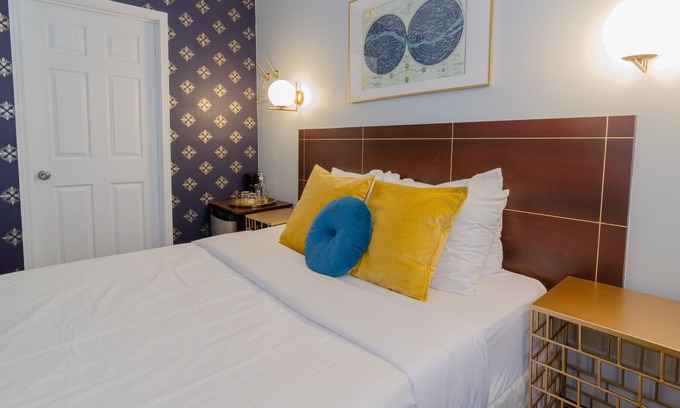 Sainte-Marie House | Charming Hotel Room with Terrace located in The Village next to Metro Station