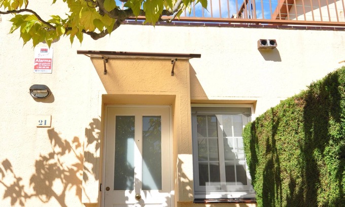 Santa Margarida Ski Chalet | Charming house for rent in Roses, Costa Brava! 1200 meters from the beach. Large terrace and community pool.