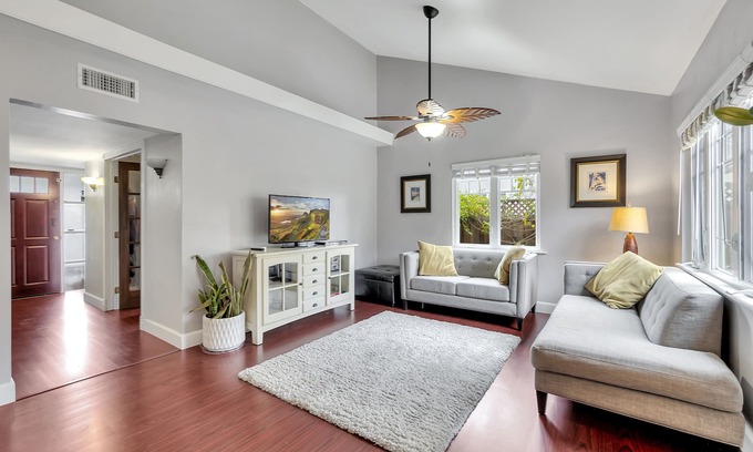 Westside Costa Mesa House | Charming house in the garden close to the beach
