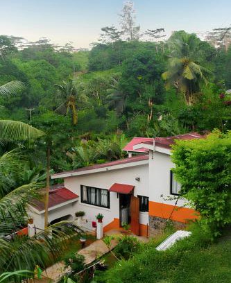 Mahe Island House | Charming house in Victoria with mountain view