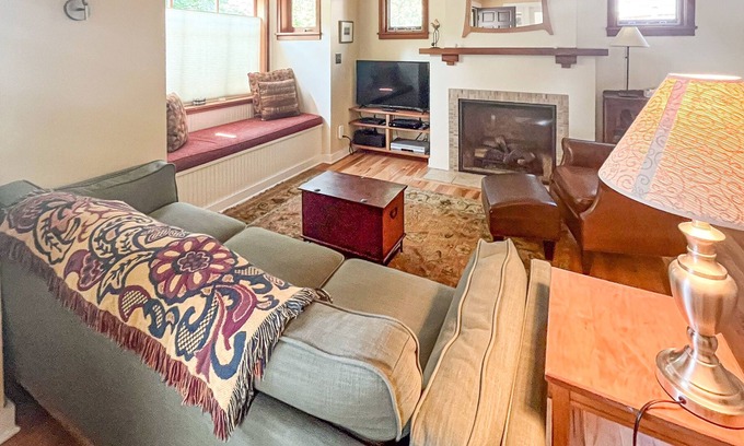 Laurelhurst House | Charming house near golf and downtown with gas fireplace, deck and washer/dryer