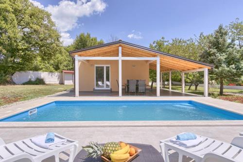 Valtura House | Charming House Noelene