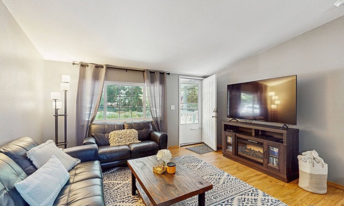 Shelton House | Charming house w/full kitchen, backyard, wifi & steps from the Lake