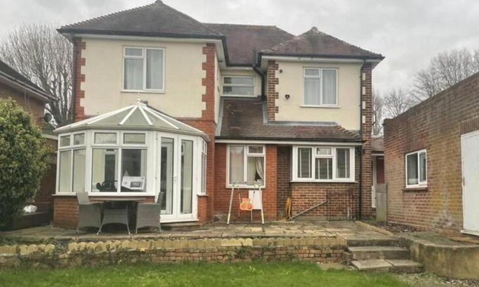 Hillingdon House | Charming House with Garden - Sleeps 6 & Parking