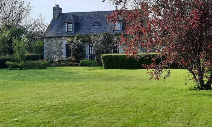 Hengoat Cottage | Charming house with large landscaped garden 9 km from the beach