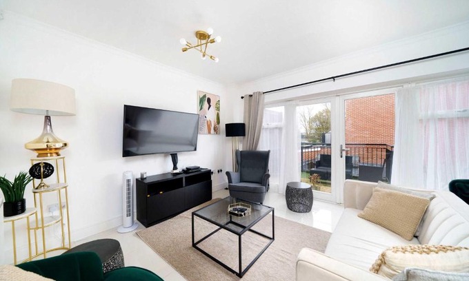 Whittington House | Charming House With Private Backyard and Parking