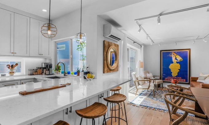 Eastlake Boat Rental | Charming Houseboat on Lake Union