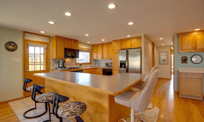 Wasco House | Charming Illinois Retreat w/Hot Tub, Deck & Grill