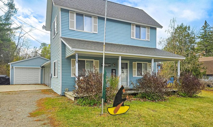 Indian River House | Charming in Town Home w/Backyard Patio, Fire Pit, just steps from Indian River!
