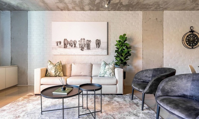 Flora Park Apartment | Charming Industrial-Chic Apartment with Views