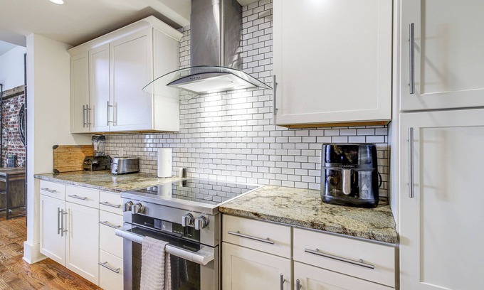 Old City House | Charming Knoxville Townhome < 1 Mi to Downtown!