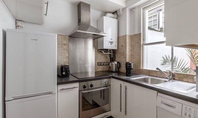 St. Helen's Apartment | Charming Ladbroke Grove 2BR w/Outdoor Space, nr Shopping, by Blueground