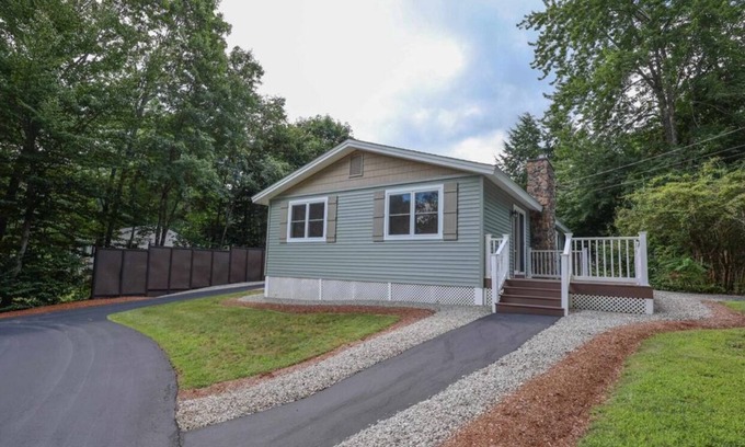 Locke Lake Colony House | Charming Lake Community Bungaloo. Comfortable living with 86 inch tv!