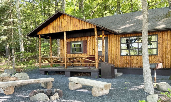 Reeders Cabin | Charming Lake Front Log Cabin with Fire Pit in the Poconos