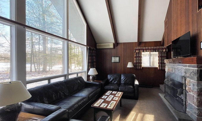 Reeders Cabin | Charming Lake Front Cabin in the Poconos