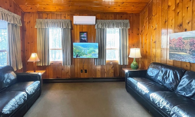 Reeders Cabin | Charming Lake Front Cabin in the Poconos